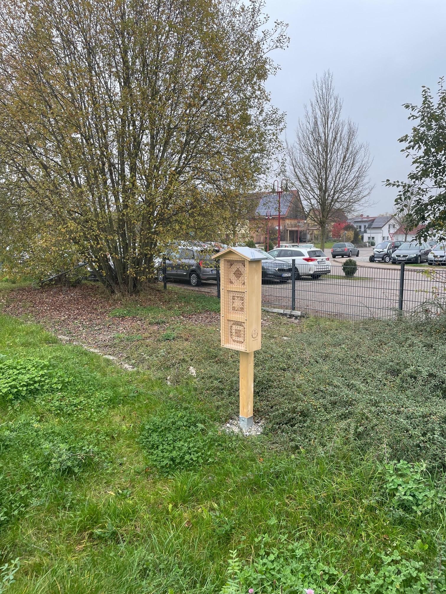 Insektenhotel auf Grünfläche