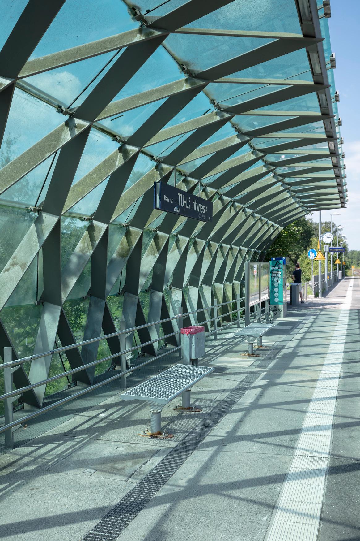 Der neugestaltete Bahnsteig mit Glasdach.