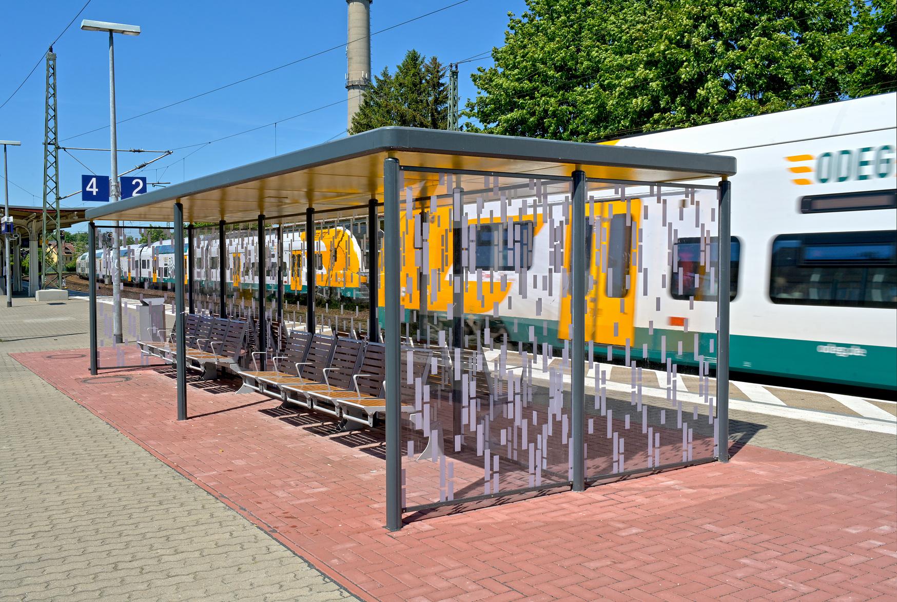 Der Blick auf neue Wetterschutzhäuschen am Bahnhof Werder (Havel) nach der Aufwertung im Rahmen des Konzepts Zukunftsbahnhof. 