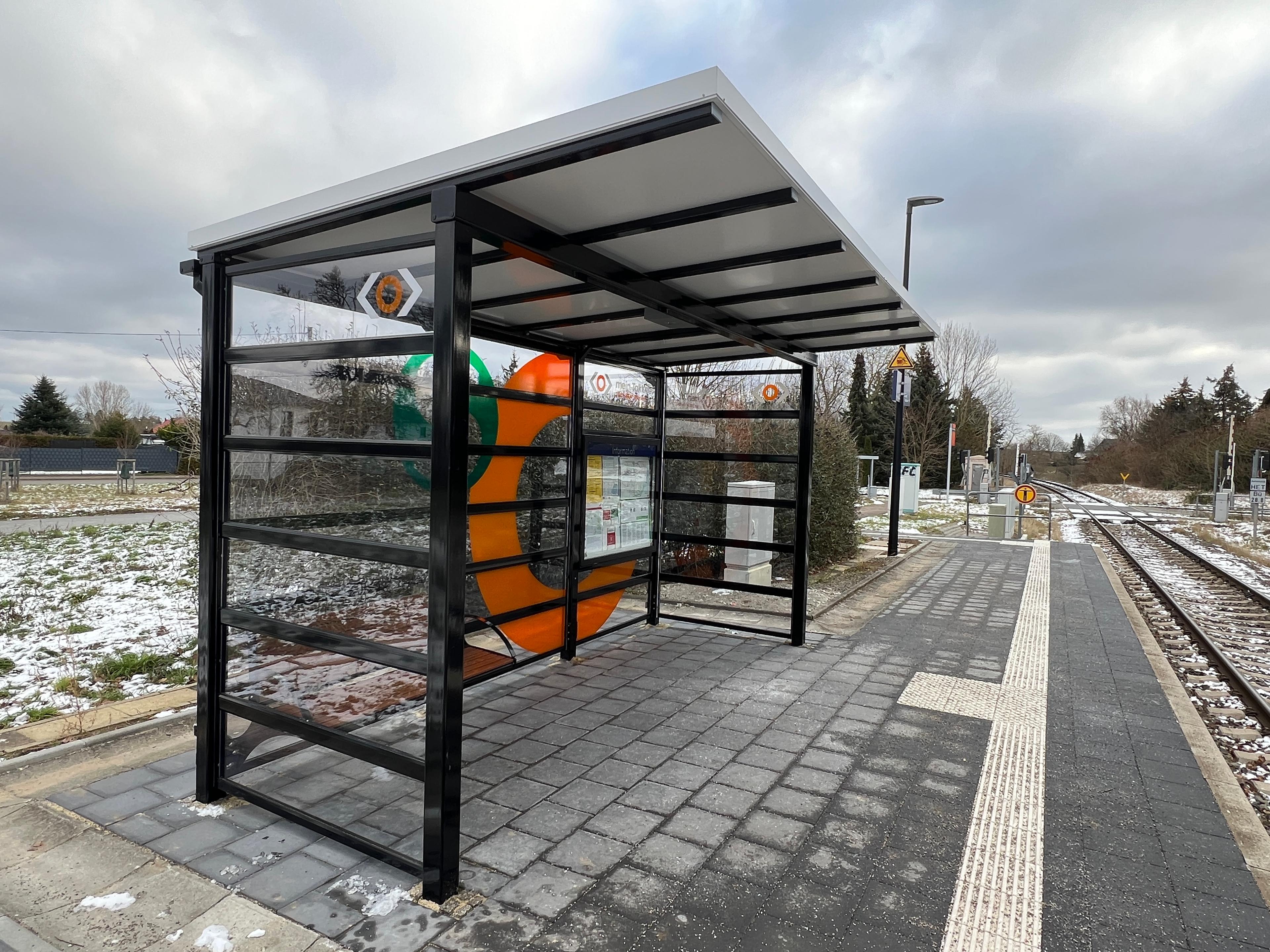 Wetterschutzhäuschen am Bahnsteig.