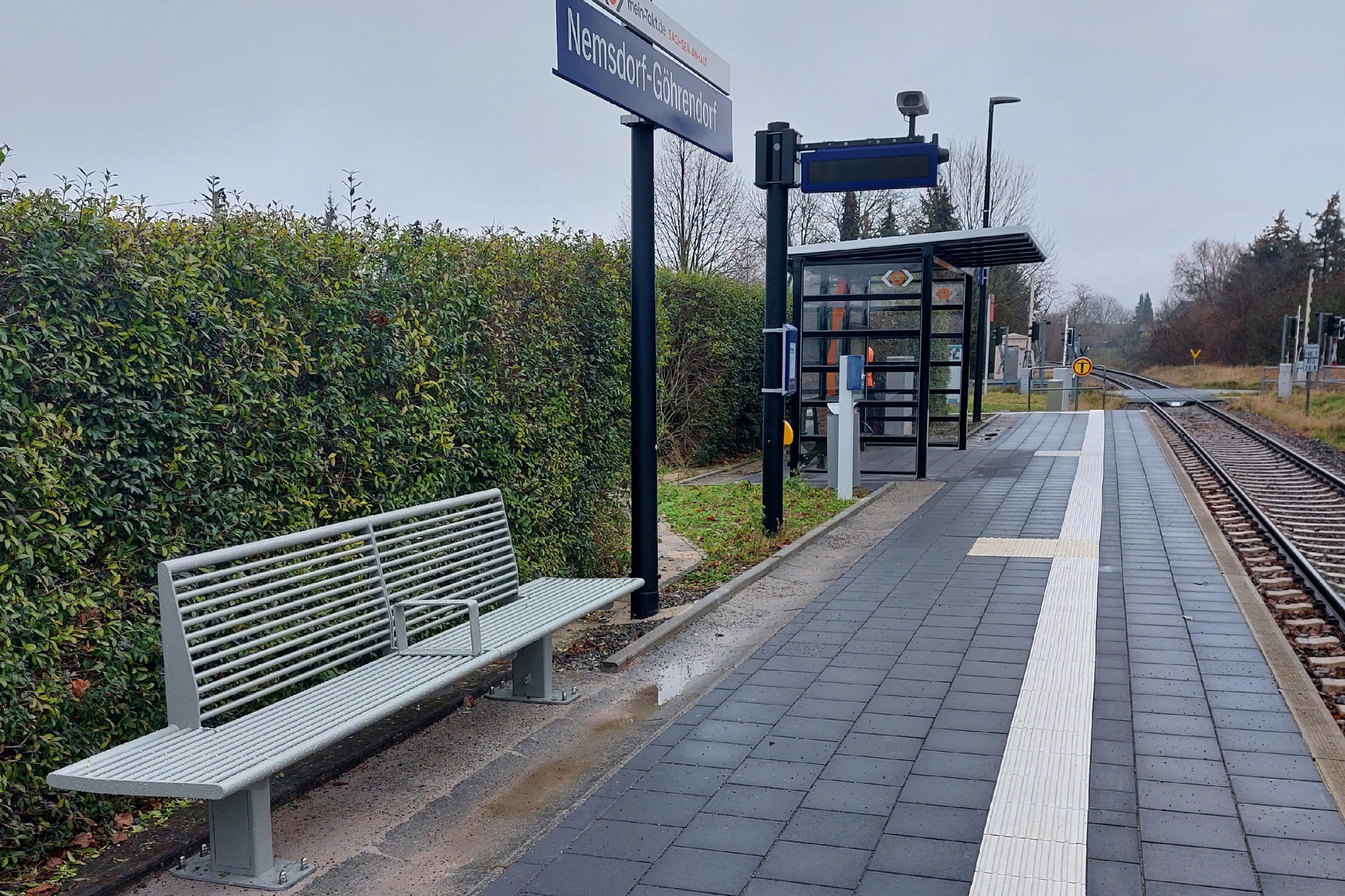 Neue Sitzbank am Bahnsteig.