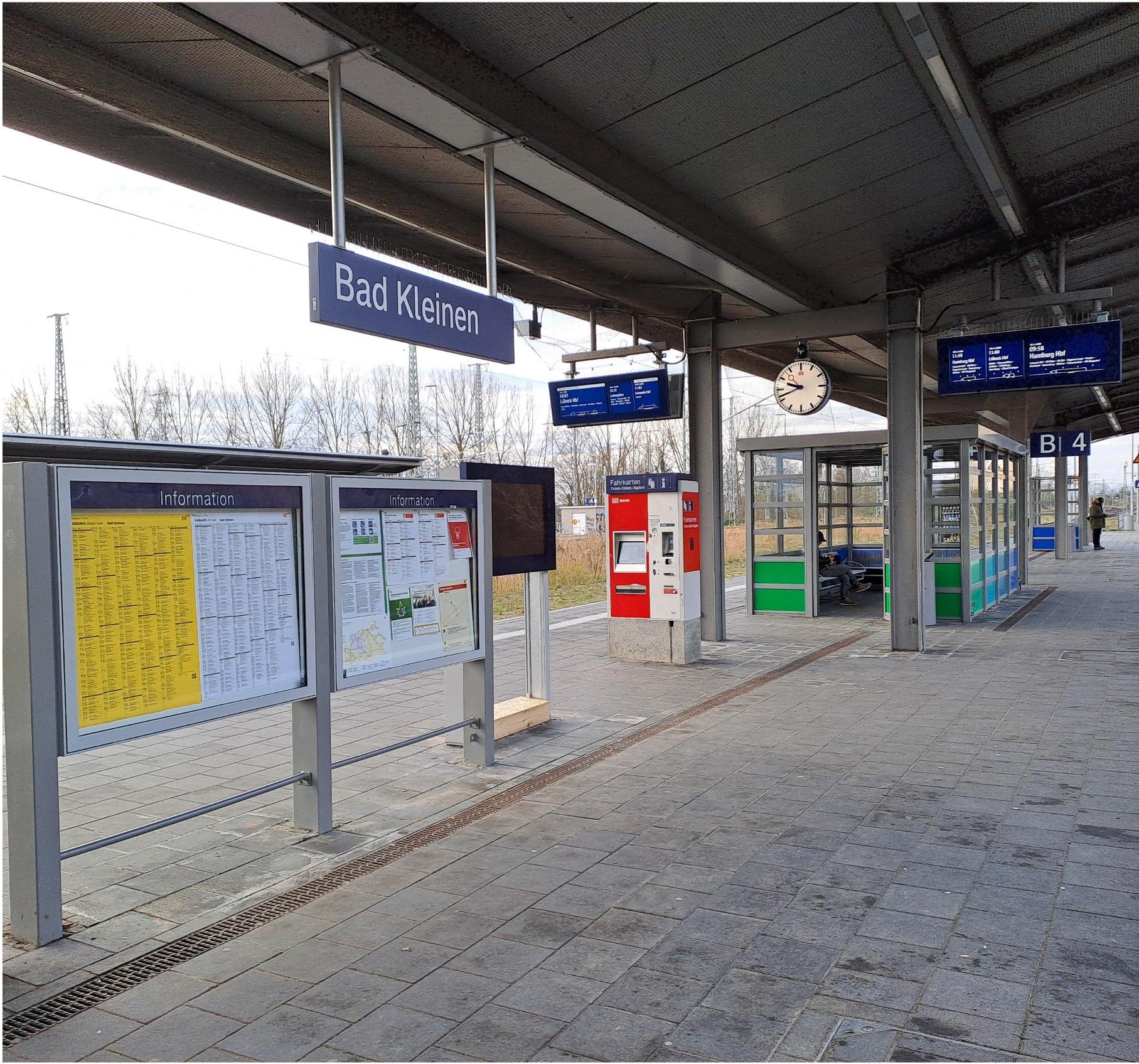 Auf dem selben Bahnsteig hängen nach dem Umbau neue Uhren, bessere Infomonitore und ein Display mit aktuellen Infos zur Wagenreihung.  