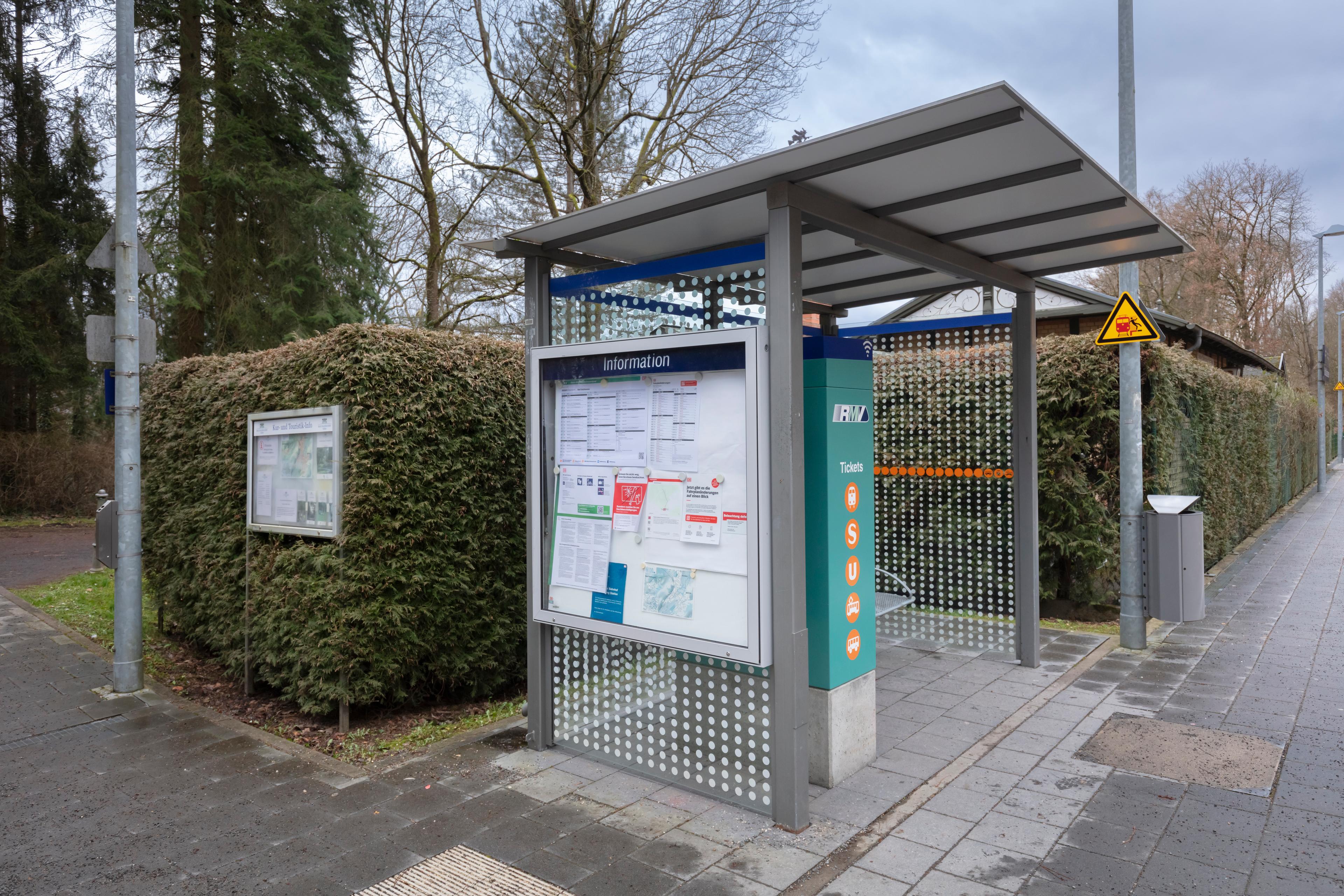 Neues Wetterschutzhäuschen am Bahnsteig.