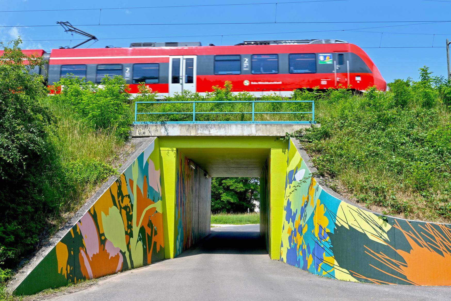 Unterführung mit bunten Designelementen.