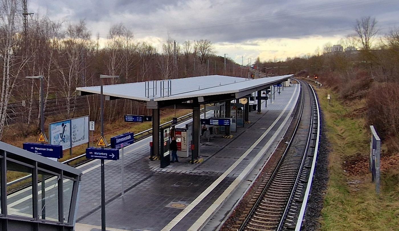 Das neue Bahnsteigdach von der Überführung aus fotografiert.