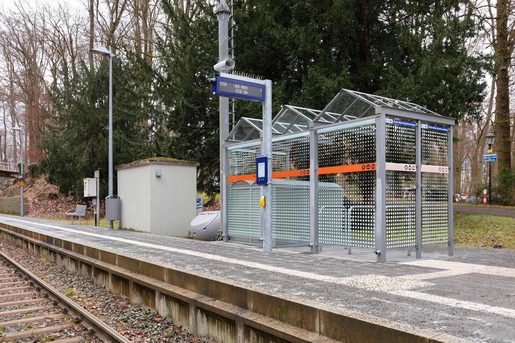 	 Blick auf die Fahrradabstellanlage am Bahnsteig des Bahnhofs Bad Salzhausen nach der Aufwertung im Rahmen des Konzepts Zukunftsbahnhof (ZKB) durch verschiedene bauliche und gestalterische Maßnahmen.