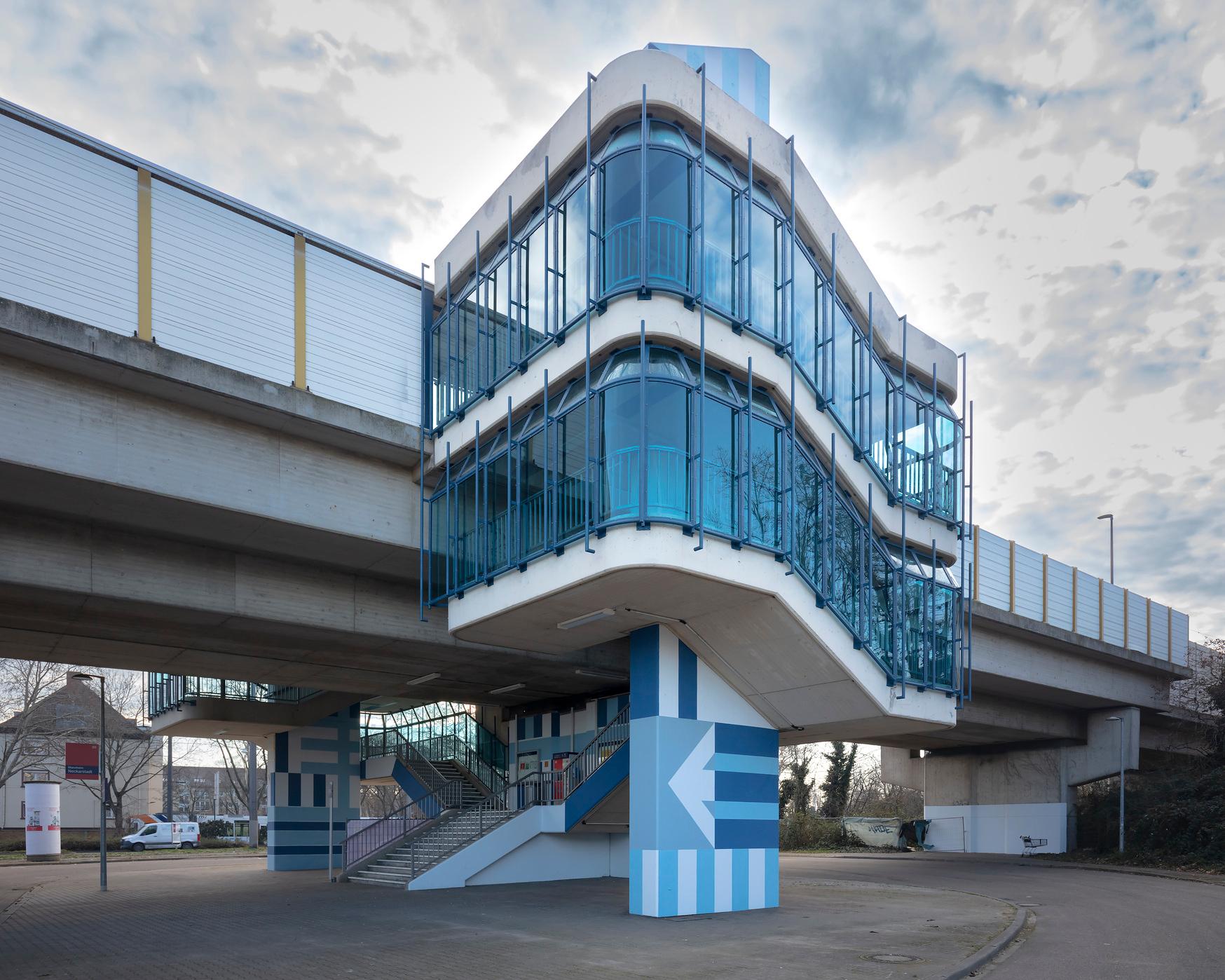 Bahnsteigzugang über einen Turm mit Glas