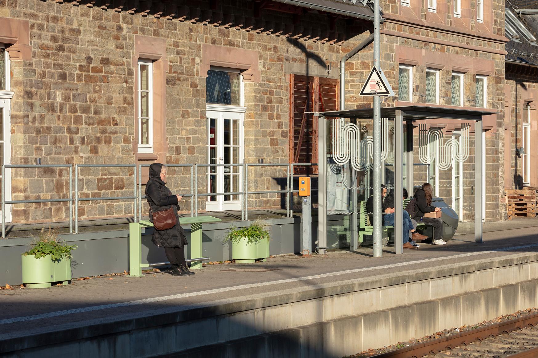 Neuer Wartebereich am Bahnhofsgebäude