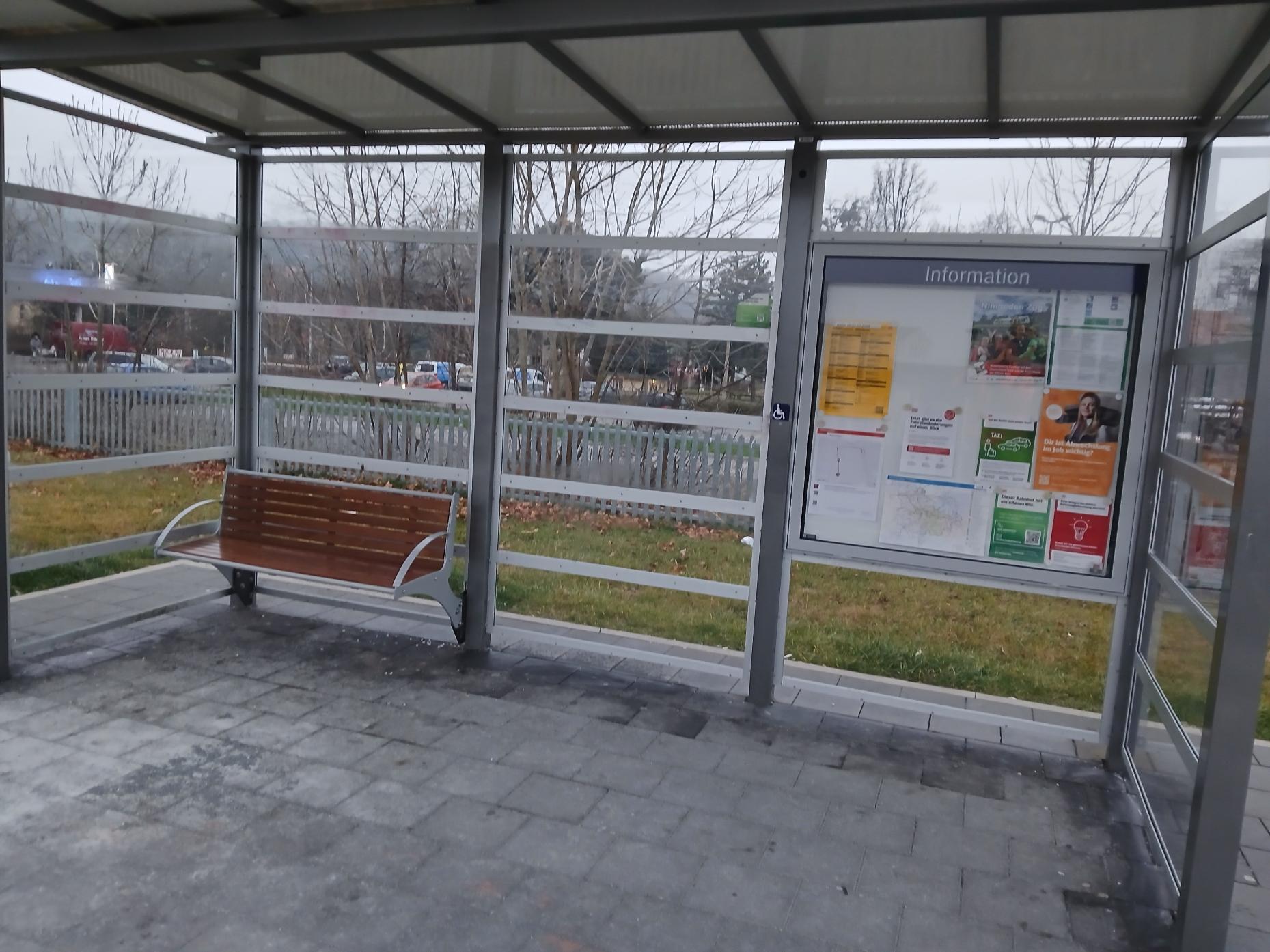 Neues Wetterschutzhaus am Bahnhsteig.