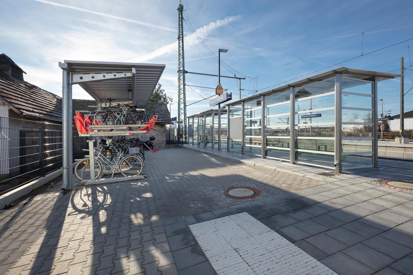 Neu gestaltetes Wetterschutzhäuschen und die neue Fahrradabstellanlage.